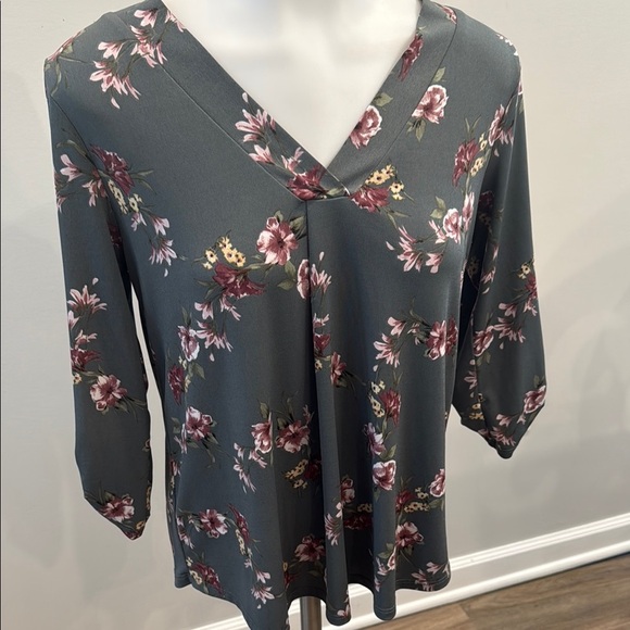 Beacon XS Floral Gray Relaxed Blouse with 3/4 Sleeves - Picture 1 of 7